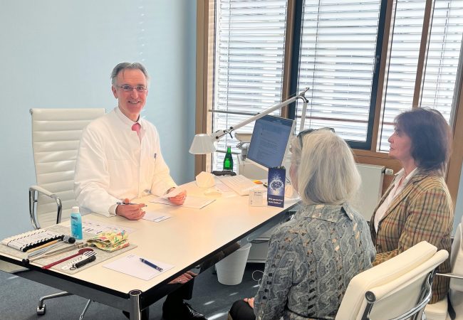 Dr Stienen in seiner Praxis