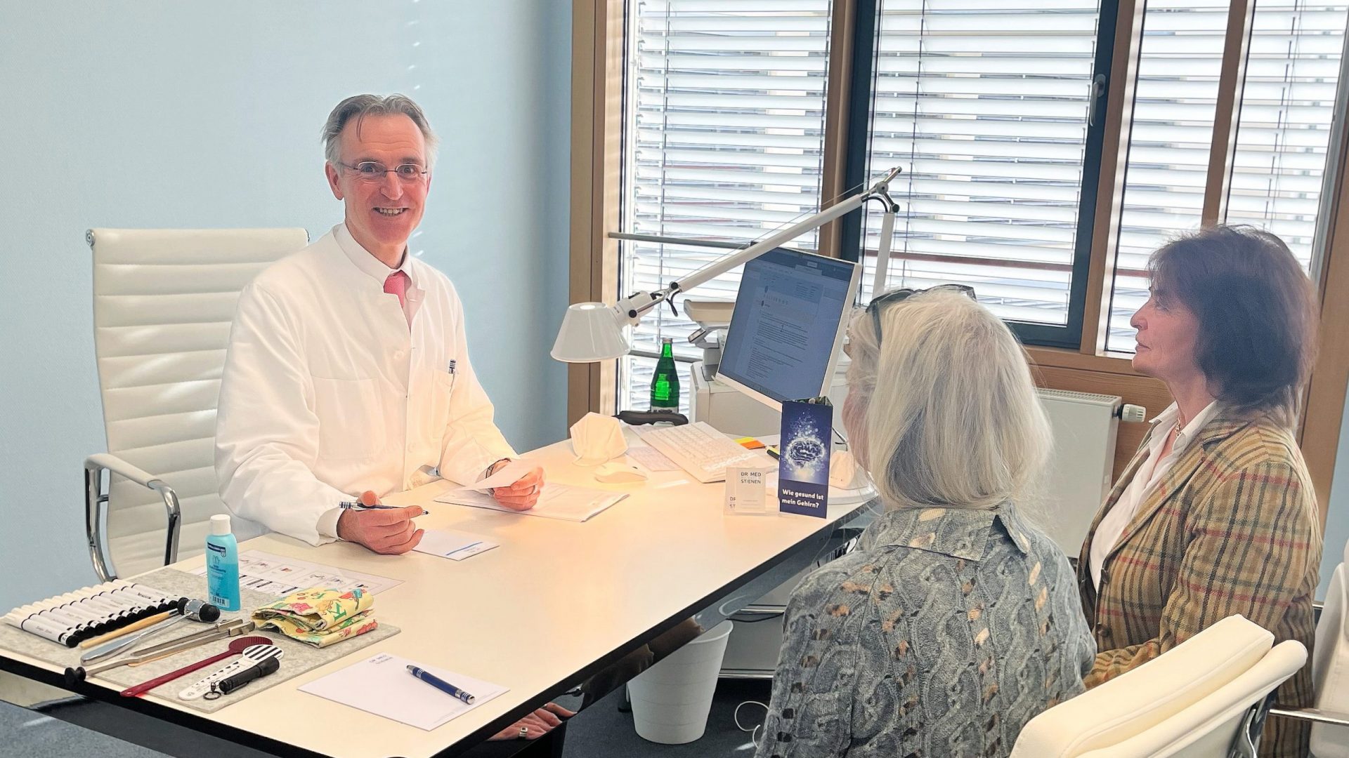 Dr Stienen in seiner Praxis