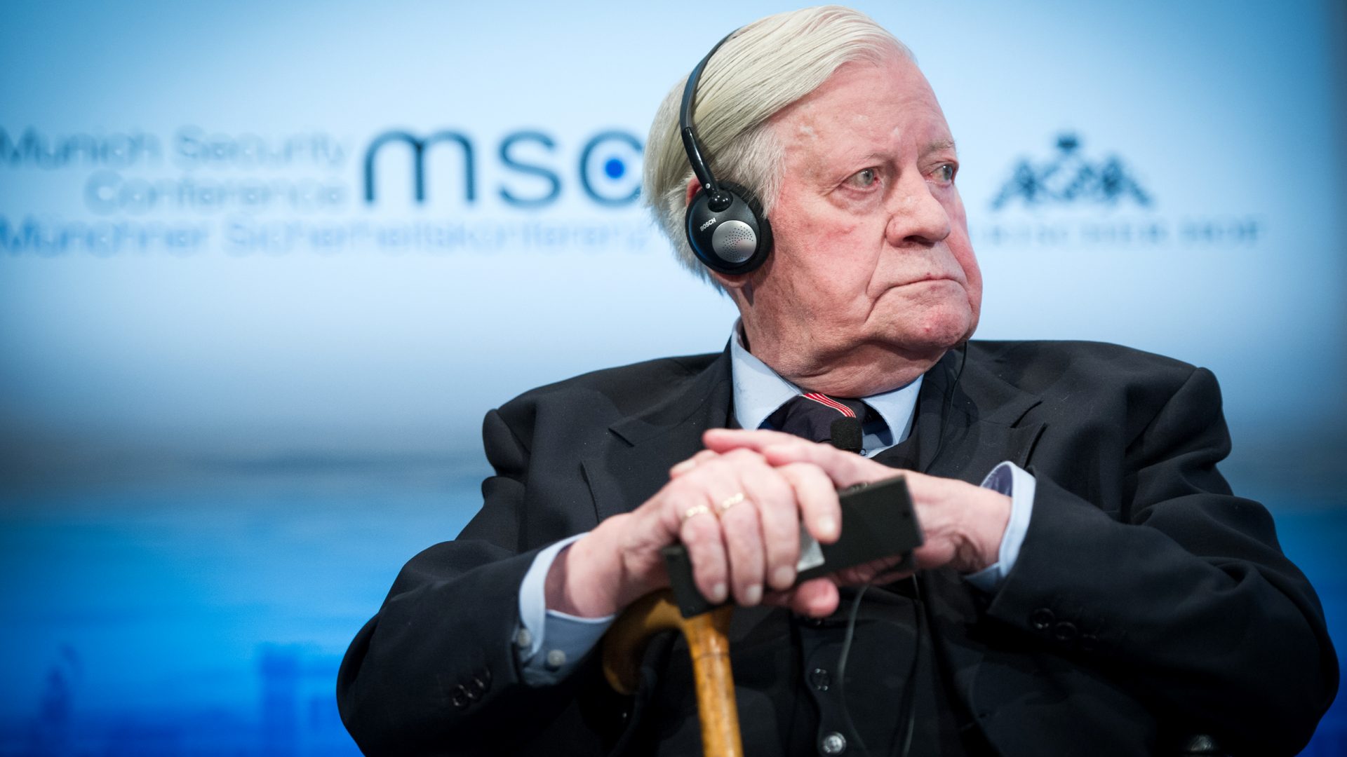 Helmut Schmidt bei der Münchner Sicherheitskonferenz am 01.02.2014.
Foto: Tobias Kleinschmidt / Munich Security Conference, CC BY 3.0 DE, via Wikimedia Commons.