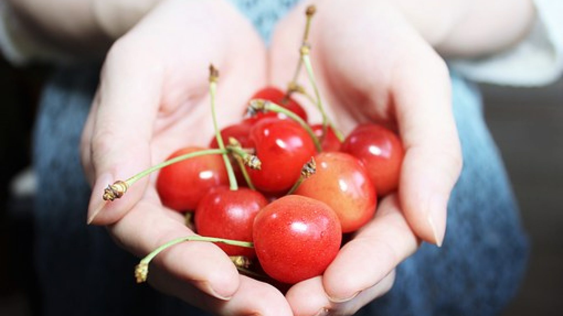 and-cherries-1532124__340 Wer Vitamine zu sich nehmen möchte, sollte ganze Früchte essen.